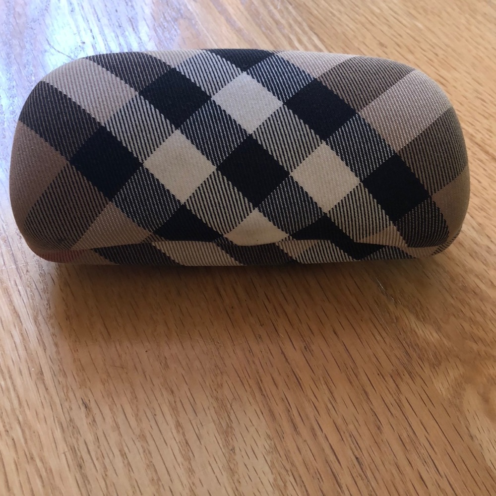 Burberry Eye glass case in good condition womens